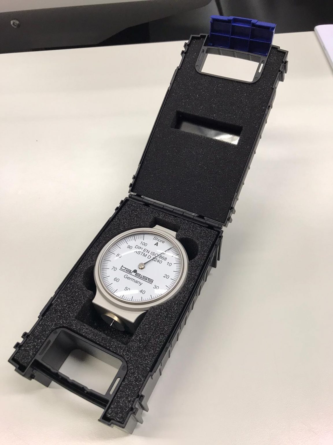 Analogue Shore A durometer in its case, dial marked for ISO 868 and ASTM D2240