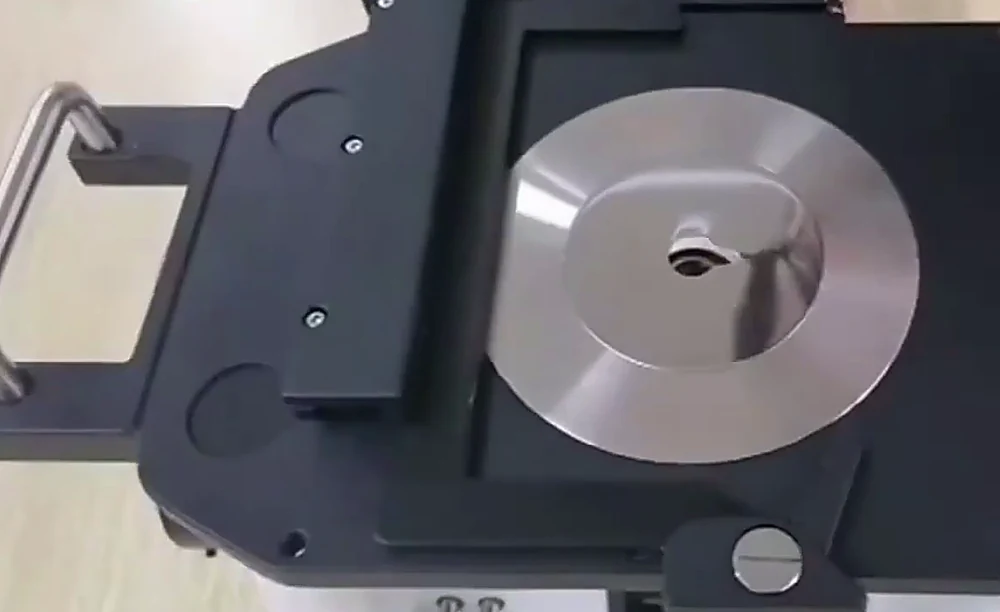 Mechanical stage of the G-800E seen from above with the circular specimen insert fitted