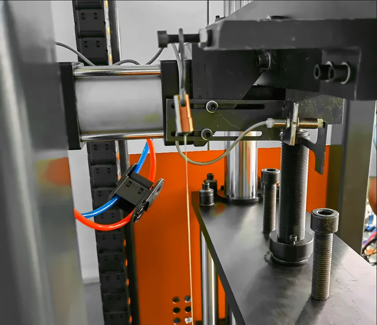 Hammer grasp sensor and pneumatic hook on the DWT-1800 crossbeam