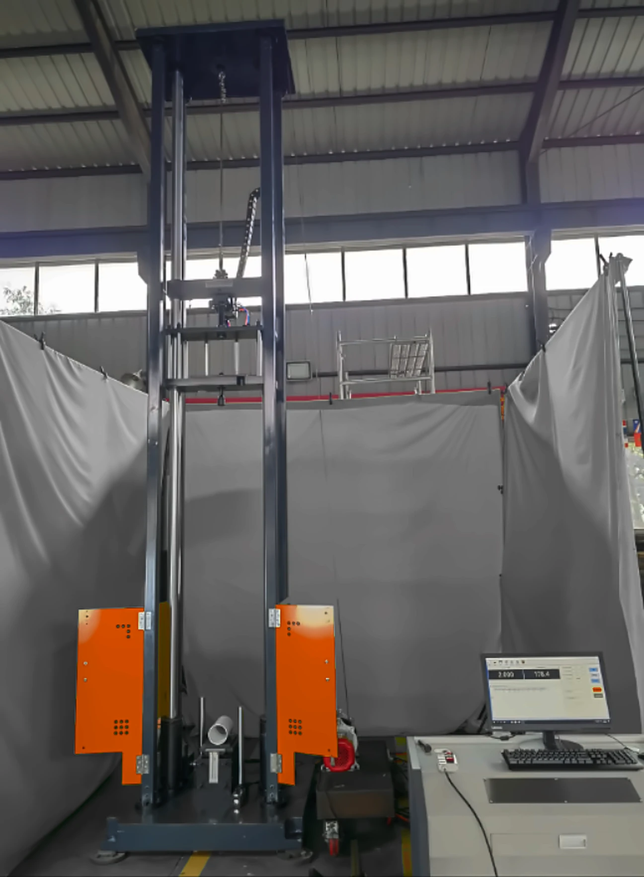 DWT-1800 with the hammer lifted to the preset drop height