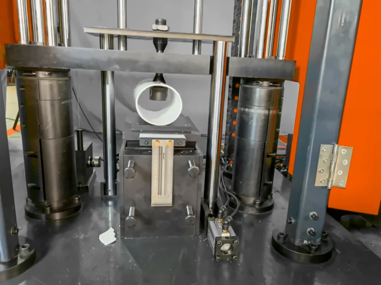 Impact test on a 110 mm PVC pipe on the DWT-1800