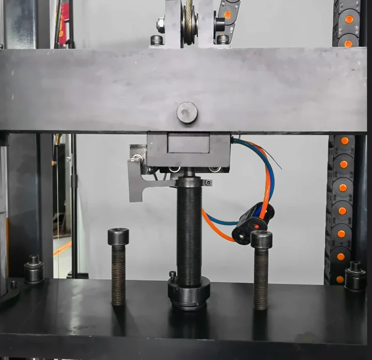 Safety pin in the DWT-1800 lifting crossbeam