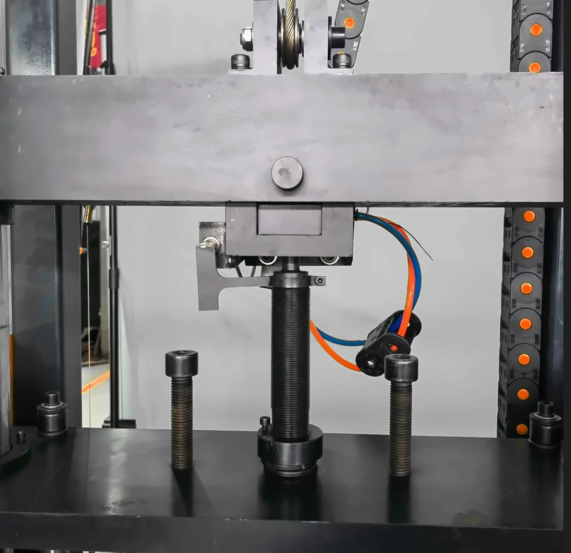 Safety pin in the DWT-1800 lifting crossbeam