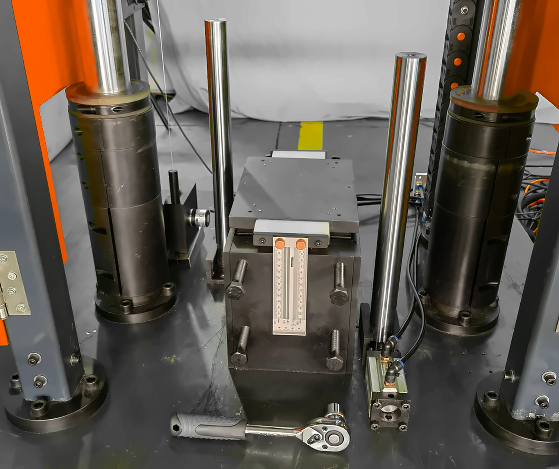 DWT-1800 sample seat with height scale, guide columns and locking rings